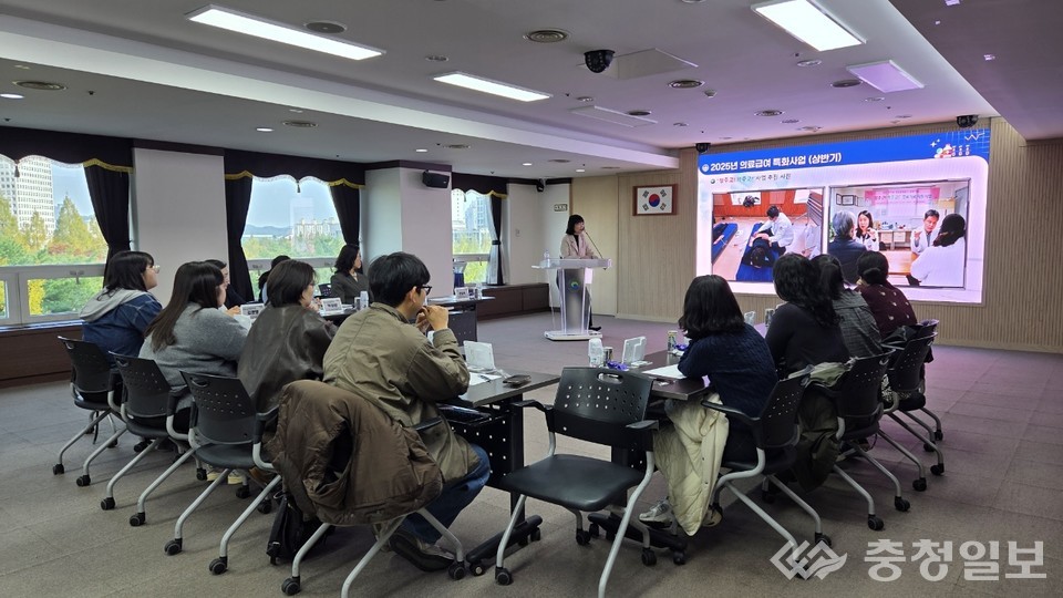 ▲ 서구 관계자가 사업 추진 사례를 설명하며 제주시 공무원단과 의료·복지 통합 지원 체계를 공유하고 있다