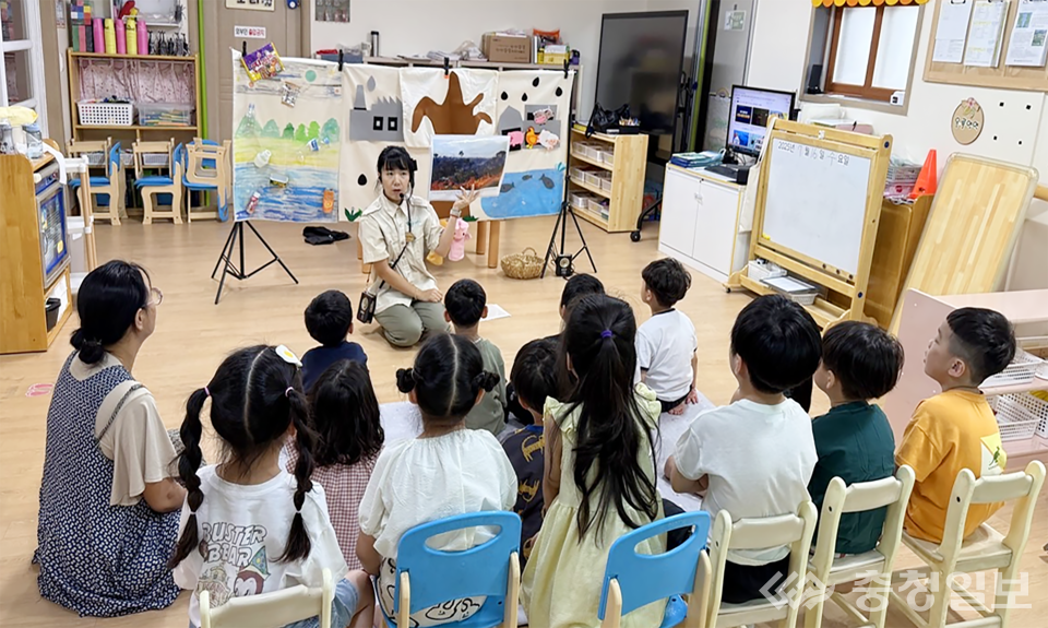 ▲ ‘2025 탈탄소교실(대덕을 품고 자라는 아이들)’에서 어린이들이 인형극을 관람하며 기후위기와 탄소중립의 중요성을 배우고 있다