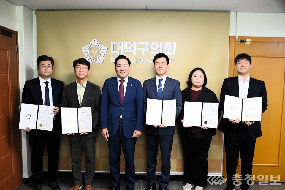 ▲ 전석광 대덕구의회 의장(왼쪽에서 세 번째))이 30일 대덕구의회 회의실에서 의정자문위원으로 위촉된 전문가들과 협약을 체결하고 있다. 위촉된 자문위원들은 행정, 법률, 복지, 도시 분야 등 각 분야의 전문성을 바탕으로 구의회의 정책 연구와 조례 제정에 자문 역할을 맡게 된다