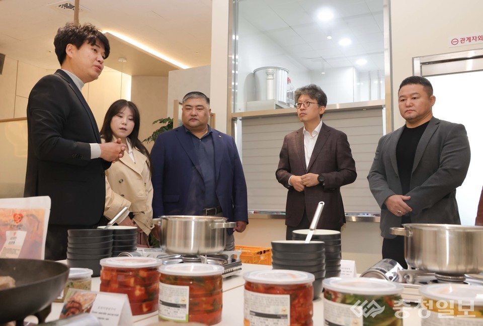 ▲ 몽골 다르항울아이막 대표단이 대전 동구의 지역 식품기업 ‘오웬푸드 셰프애찬’을 방문해 수출 유망 제품을 둘러보고 있다. (사진 왼쪽 첫 번째 오웬푸드 박우연 대표)