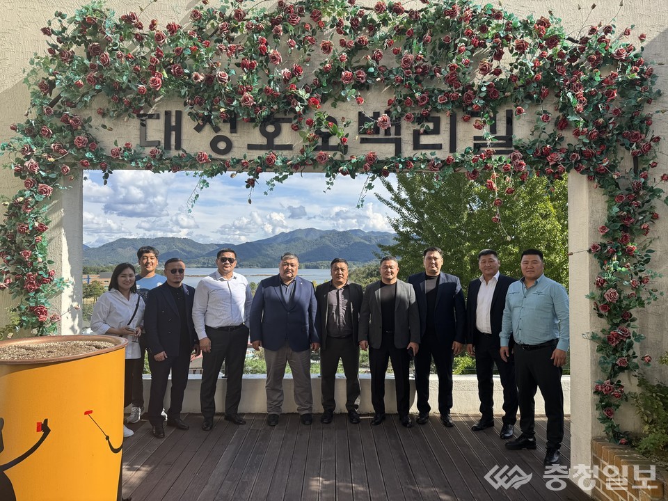 ▲ 몽골 다르항울아이막 대표단이 대전 동구 대청호 자연생태관을 방문해 생태 보전 활동과 지역 관광 자원을 둘러보고 있다