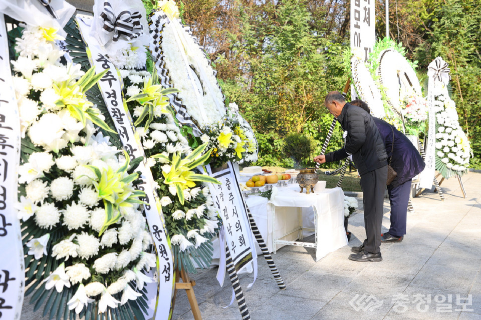 ▲ 자유총연맹 충주시지회 회원들이 '자유수호 희생자 합동위령제'에서 호국영령 영전에 헌화하고 있다.