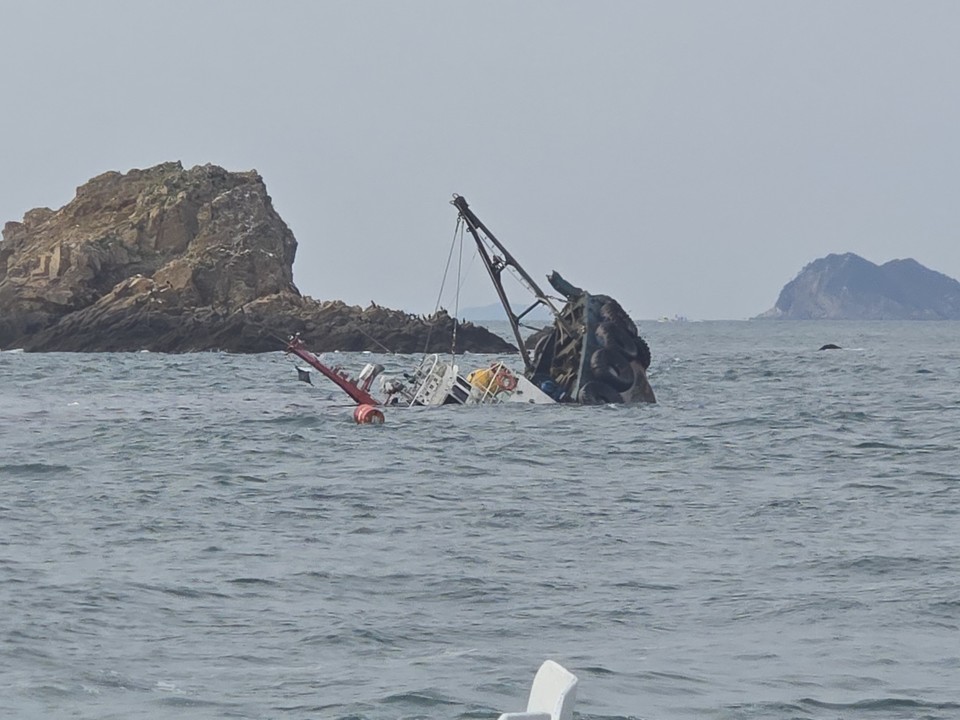 ▲ 30일 오전 11:33쯤 충남 태안군 목개도 인근 해역에서 침몰중인 예인선 모습