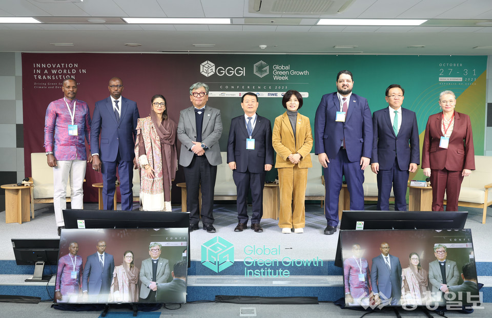▲ 30일 서울 정동 GGGI 본부에서 열린 ‘GGGWeek 2025 물과 에너지 세션’에 참석한 각국 대표들이 기후위기 대응과 지속가능 성장 협력 방안을 논의한 뒤 함께 자리했다. (왼쪽부터 페스터스 K. 응게노 케냐 환경·기후변화부 수석차관, 포데 폴 세네갈 환경·생태전환부 차관, 셰즈라 만사브 알리 카랄 파키스탄 기후변화환경조정부 차관, 김상협 GGGI 사무총장, 윤석대 한국수자원공사 사장, 한정애 국회의원, 압둘아지즈 아흐마드 알 마흐무드 카타르 환경·기후변화부 차관, 산 밴티 캄보디아 환경부 상임비서, 로빈 맥거킨 세계자원연구소 사무국장)