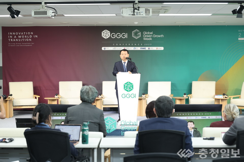 ▲ 윤석대 사장이 기후위기 대응과 지속가능한 성장의 중요성을 강조하며 개회사를 전하고 있다