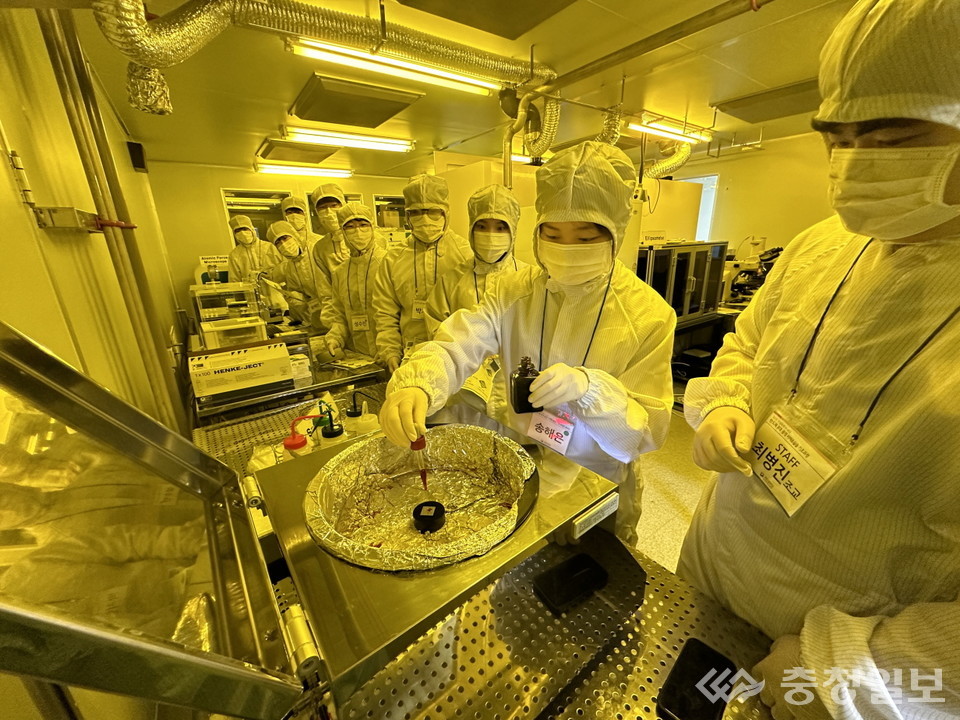 ▲ 2025 거점형 특화 프로그램 ‘지속가능 인재 양성 프로젝트 H-ACE’ 반도체 8대 공정 이해&실습 모습