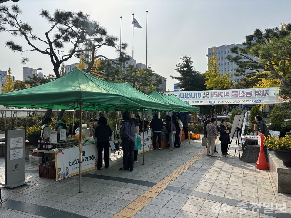▲ 30일 대전 서구 아너스빌 정문 앞에서 열린 건강보험심사평가원 대전충청본부 ‘지역 농산물 직거래 및 아나바다 장터’ 현장. 시민들이 지역 농가의 친환경 농산물과 수제 식품 등을 구매하며 나눔과 순환의 가치를 실천하고 있다