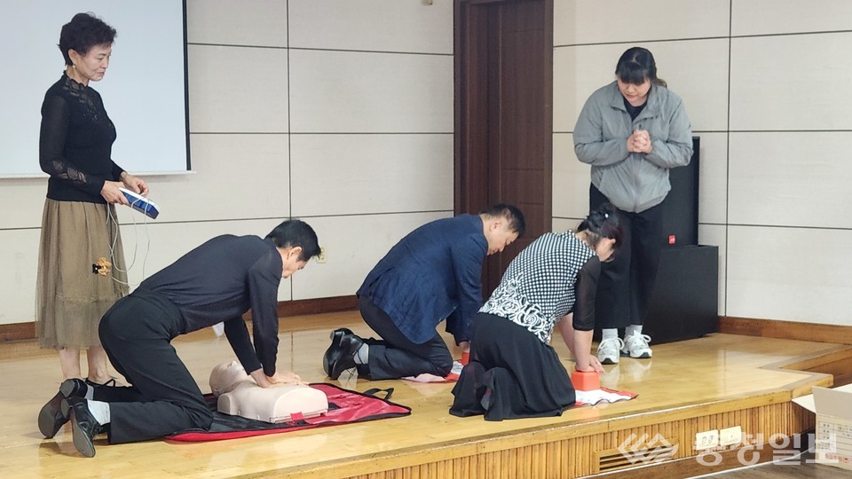 ▲ 대전시설관리공단이 운영하는 ‘찾아가는 심폐소생술 교육’ 현장에서 시민들이 마네킹과 교육용 자동심장충격기(AED)를 활용해 가슴압박과 응급 대응 절차를 실습하고 있다. 이번 교육은 공단이 직접 양성한 전문 강사들의 지도로 진행됐다