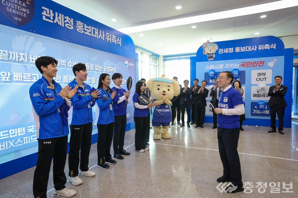 ▲ 이명구 관세청장(오른쪽)이 31일 서울세관에서 김원호, 서승재, 안세영(왼쪽부터) 선수를 관세청 홍보대사로 위촉하며 인사를 건네고 있다