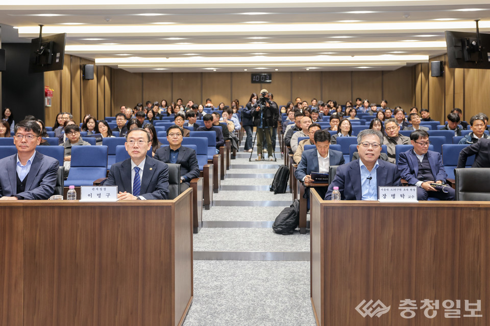 ▲ 이명구 관세청장(왼쪽 두 번째)이 31일 서울세관에서 열린 ‘AI 대전환 시대, 관세행정의 미래혁신 방향’ 특강에 참석했다. 우측 장병탁 서울대학교 교수