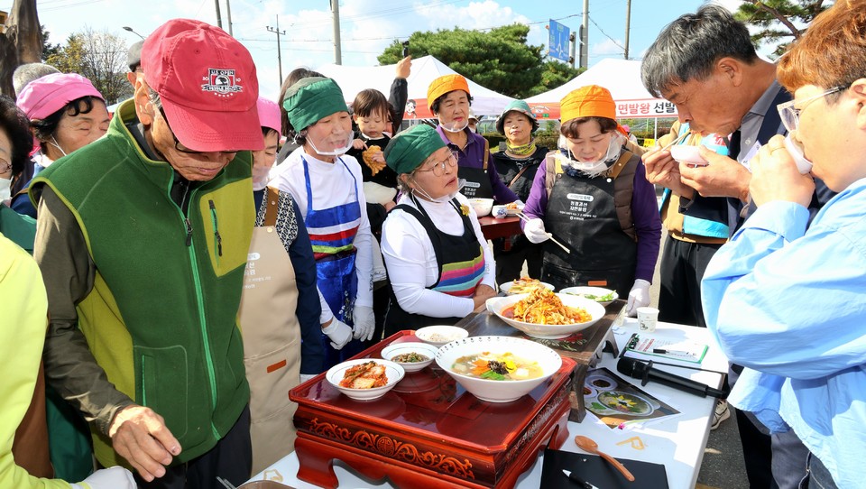 ▲ 2회 사리면발축제 면발왕 선발대회에서 심사위원들이 심사를 하고 있다.