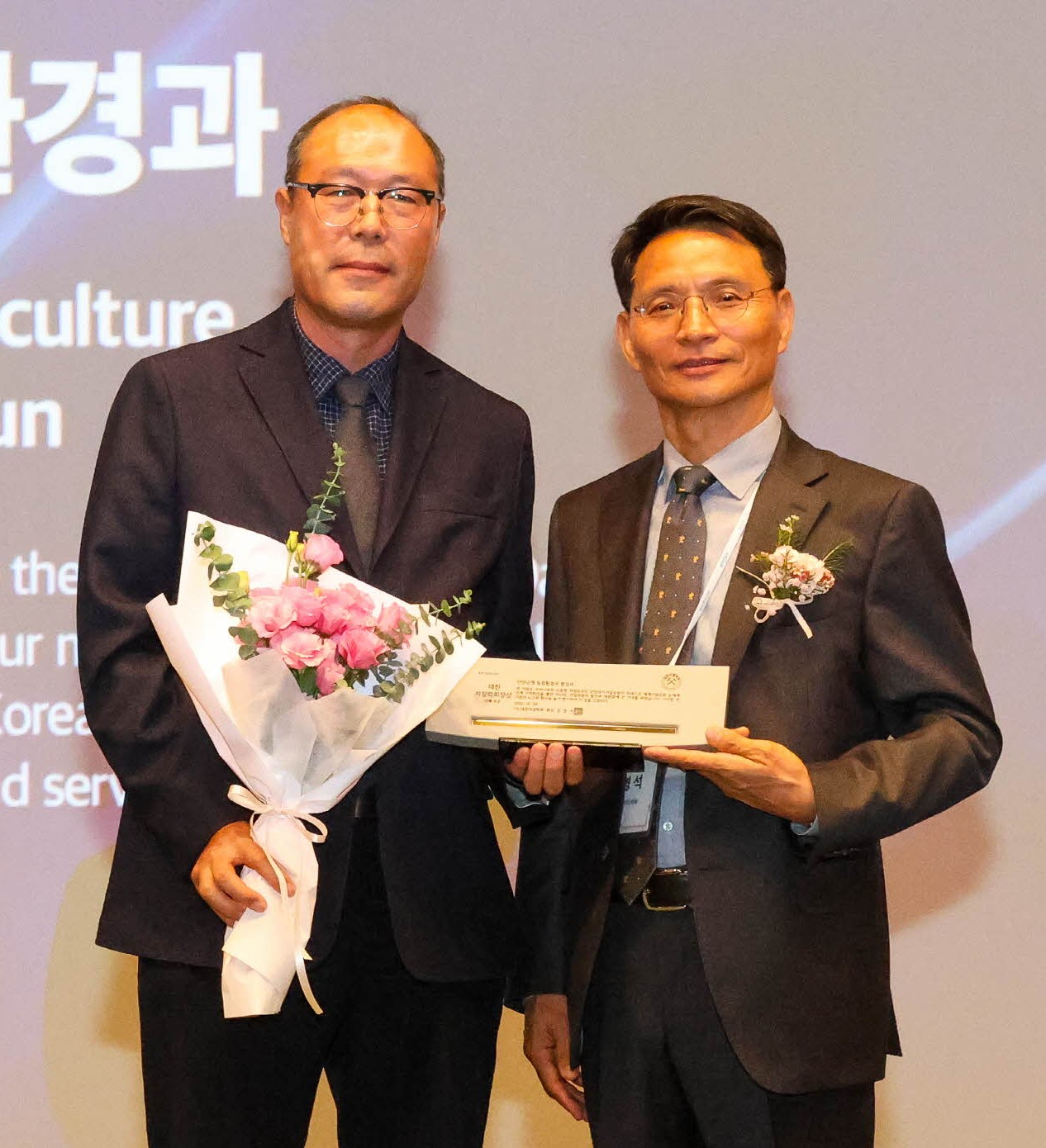 ▲ 손명성 단양군 환경과장(왼쪽)이 대한지질학회 관계자로부터 단체부문 상을 받고 기념촬영을 하고 있다. 사진=단양군제공