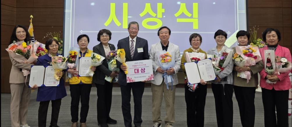 ▲ 단양자원봉사 ‘이그나이트 대회’ 수상자들이 홍민우 센터장과 사진촬영을 하고 있다. 사진=단양군제공