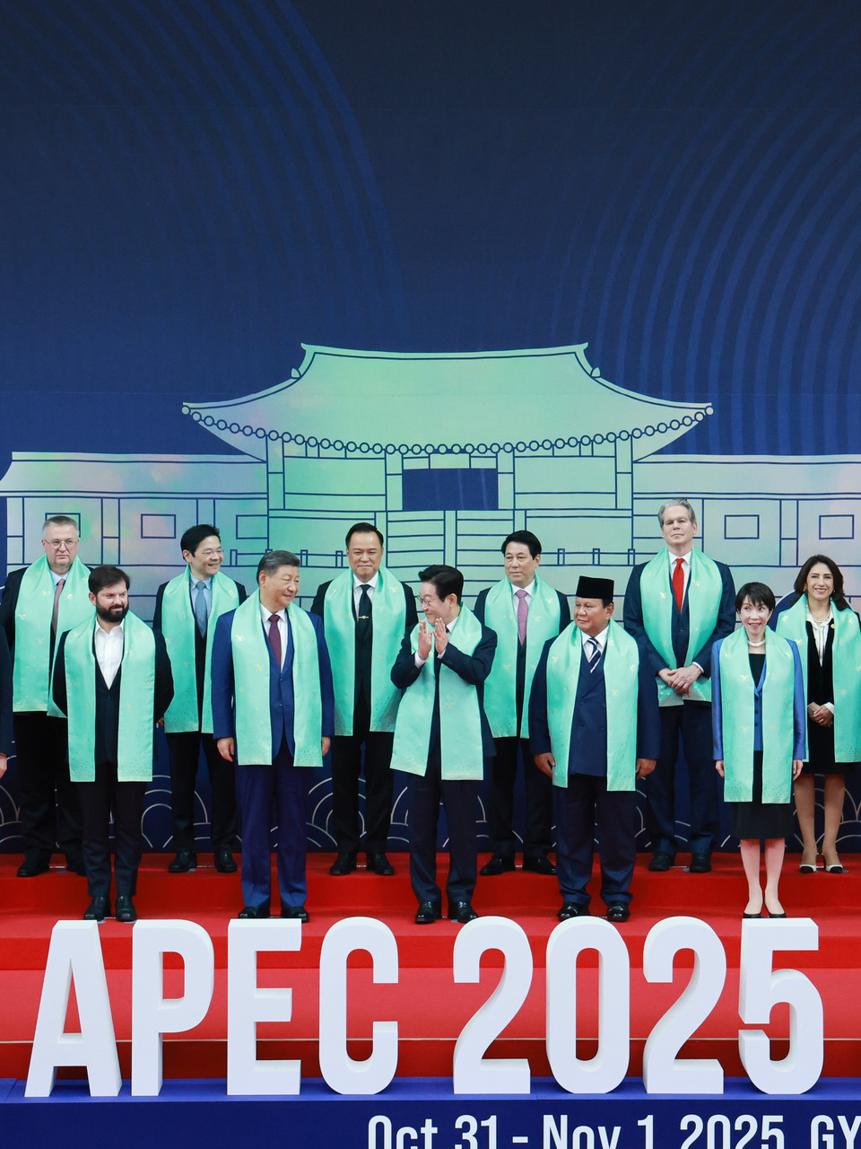 ▲ 이재명 대통령이 1일 경주화백컨벤션센터(HICO)에서 열린 2025 아시아태평양경제협력체(APEC) 정상회의에서 각국 정상들과 한복 소재로 만든 목도리를 두르고 기념 촬영을 하고 있다. /연합뉴스