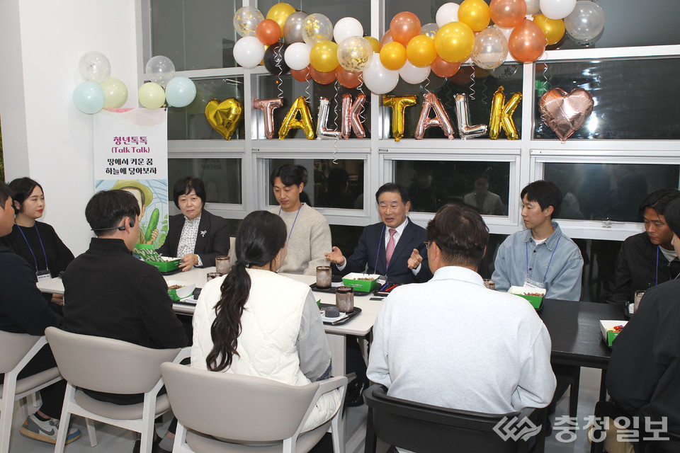 ▲ 송기섭 충북 진천군수와 4-H 연합회 회원 및 액션그룹 회원들이 지난 달 31일 백곡면의 한 카페에서 청년톡톡 소통 릴레이를 갖고 있다.