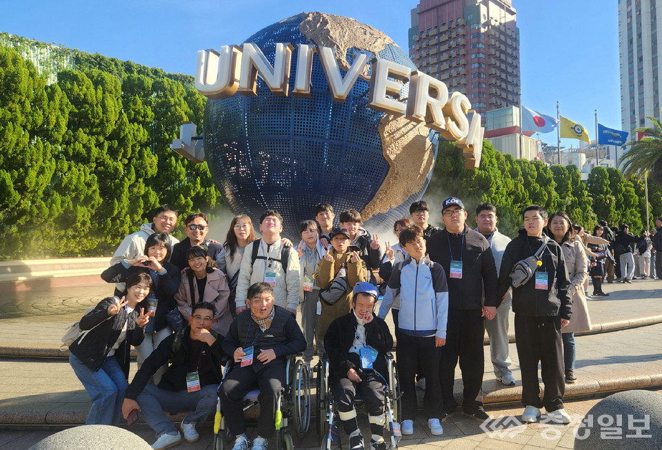 ▲ 글로벌 해외연수에 나선 충주 숭덕학교 학생들이 일본 유니버설스튜디오 재팬을 방문해 기념촬영했다.
