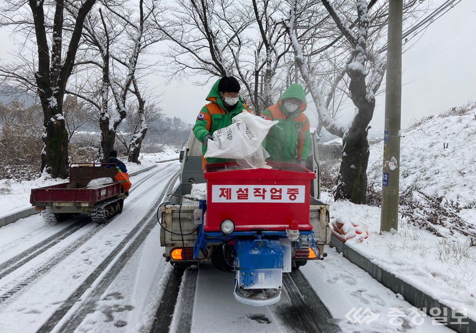 ▲ 충주시의 제설작업 모습.