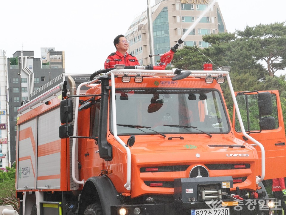 ▲ 대전시 가을철 산불, 불씨까지 잡는다. 고성능 산불진화차량에 이장우 대전시장이 탑승해 시범을 보이고 있다