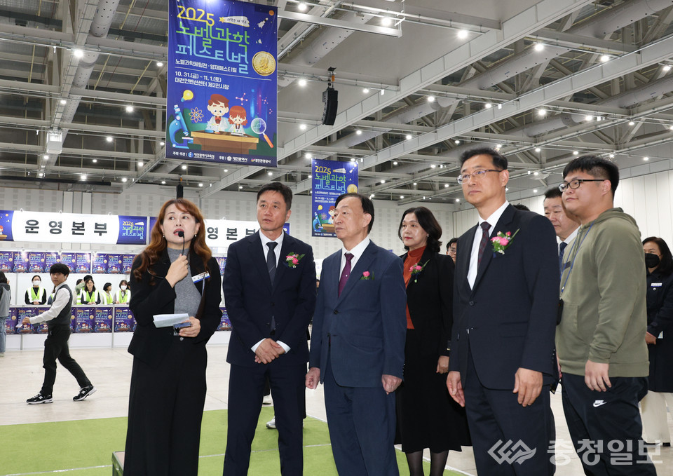 ▲ ‘2025 노벨과학페스티벌’ 개막식 현장에서 관계자들이 전시 부스를 둘러보고 있다. (왼쪽 세 번째) 설동호 대전시교육감이 행사 관계자의 설명을 듣고 있다