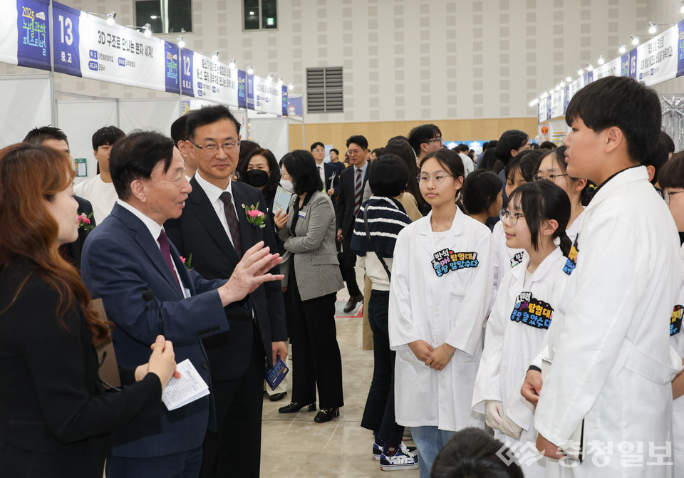 ▲ ‘2025 노벨과학페스티벌’ 현장에서 설동호 대전시교육감이 학생 참가자들과 대화를 나누며 격려하고 있다