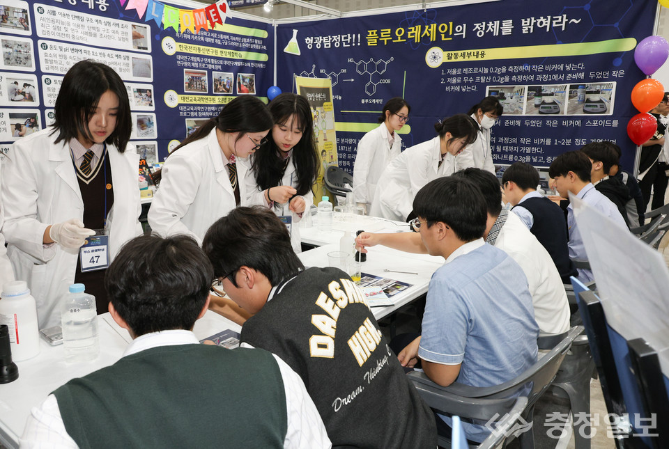 ▲ 생 체험부스에서 과학동아리 학생들이 ‘형광탐정단–플루오레세인의 정체를 밝혀라’ 실험을 진행하며 참가자들과 과학 원리를 공유하고 있다