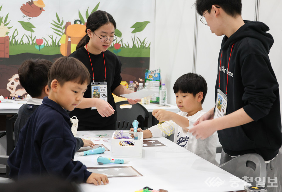 ▲ 체험 부스에서 초등학생들이 3D펜을 활용한 과학 만들기 활동에 참여하고 있다. 학생들은 직접 손으로 과학 원리를 구현하며 탐구의 즐거움을 느끼는 시간을 가졌다