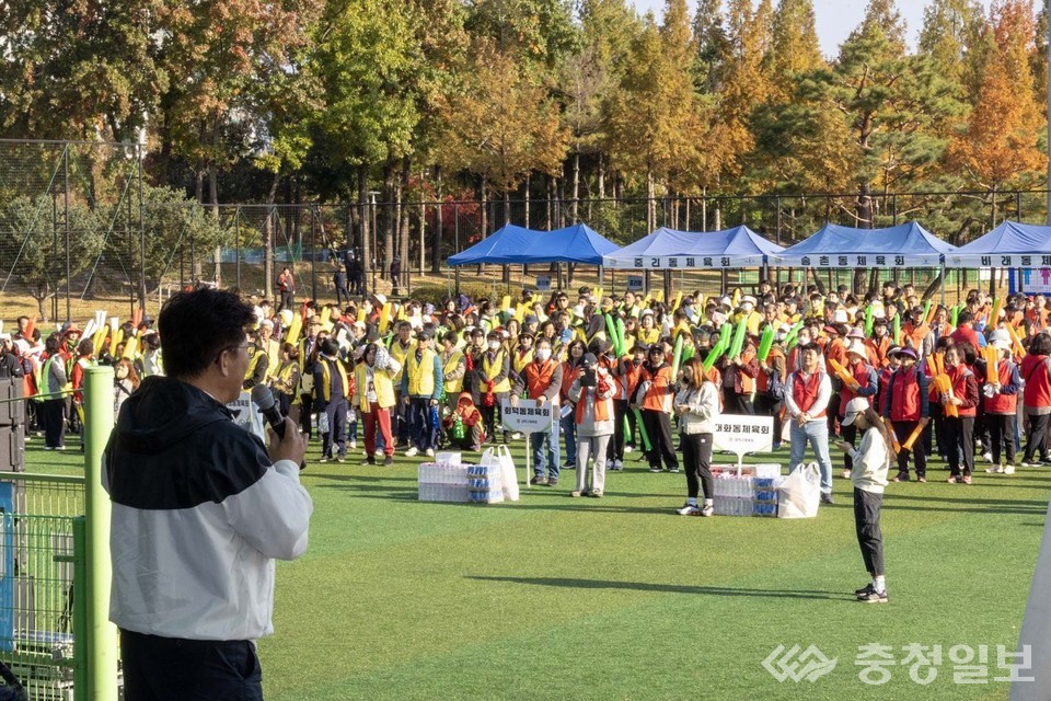 ▲ ‘2025 대덕구민 생활체육대회’ 개회식 현장. 참가자들이 각 동 대표 깃발을 들고 입장하는 가운데 최충규 구청정의 개막 선언과 함께 행사 열기가 고조되고 있다