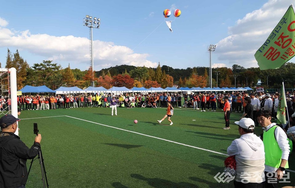 ▲ ‘2025 대덕구민 생활체육대회’가 을미기체육공원에서 열렸다. 참가자들이 구호와 응원으로 가득한 운동장에서 개막 시축을 지켜보며 축제의 열기를 더하고 있다
