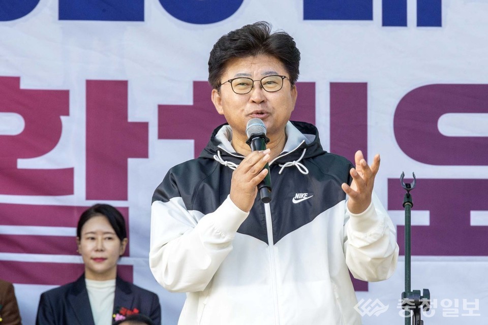 ▲ 최충규 대덕구청장이 ‘2025 대덕구민 생활체육대회’ 개회식에서 인사말을 전하고 있다