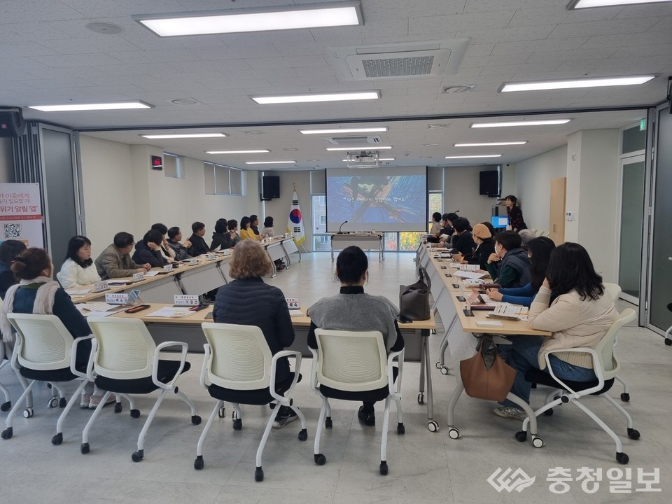 ▲ 대전 서구가 진행한 ‘찾아가는 아동 학대 예방 교육’에서 참가자들이 아동 보호와 긍정 양육에 대한 강의를 듣고 있다