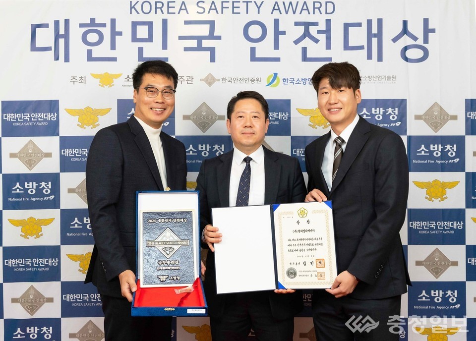 ▲ 현대엘리베이터 임직원들이 3일 서울 중구 한국프레스센터에서 열린 '24회 대한민국 안전대상' 시상식에서 국무총리상을 수상한 뒤 기념촬영했다.