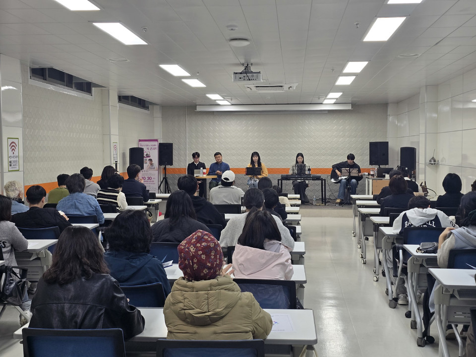 ▲ 태안도서관은 지난 10월 30일 오후 7시 태안도서관 지하 강의실에서 김동식 작가와 서율밴드를 초청해 북 콘선트를 열고 있다.