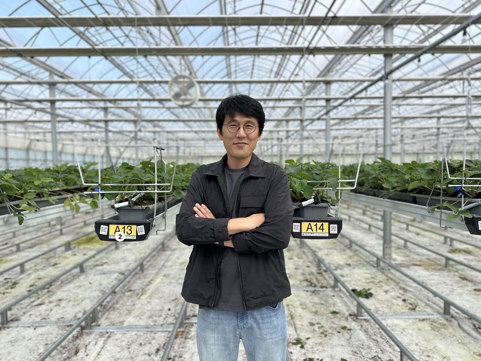 충북 청주시 상당구 가덕면에서 베리원딸기농장을 운영하는 이현규씨.