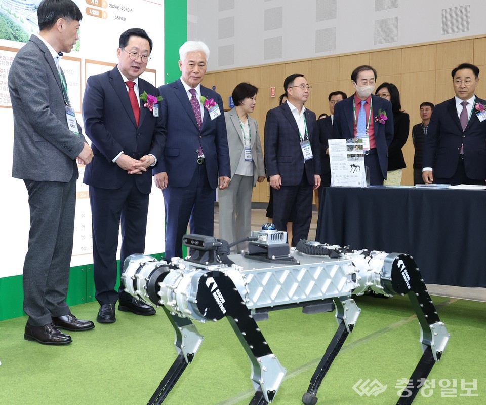 ▲ ‘2025 중소기업융합대전’ 현장에서 이장우 대전시장(왼쪽 두 번째)과 중소기업 관계자들이 혁신 기술을 접목한 산업용 로봇 시연을 관람하고 있다