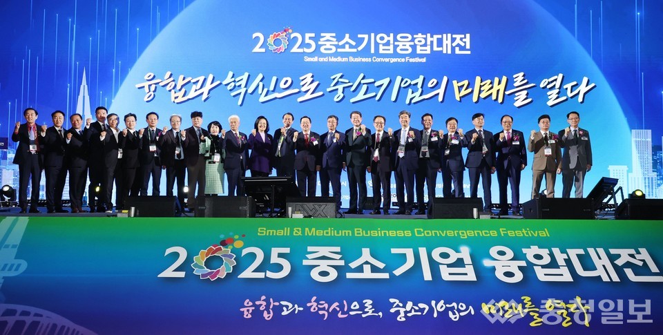 ▲ 이장우 대전시장(앞줄 가운데)과 참석자들이 “융합과 혁신으로 중소기업의 미래를 열다”를 주제로 열린 개막식에서 기념 퍼포먼스를 하고 있다