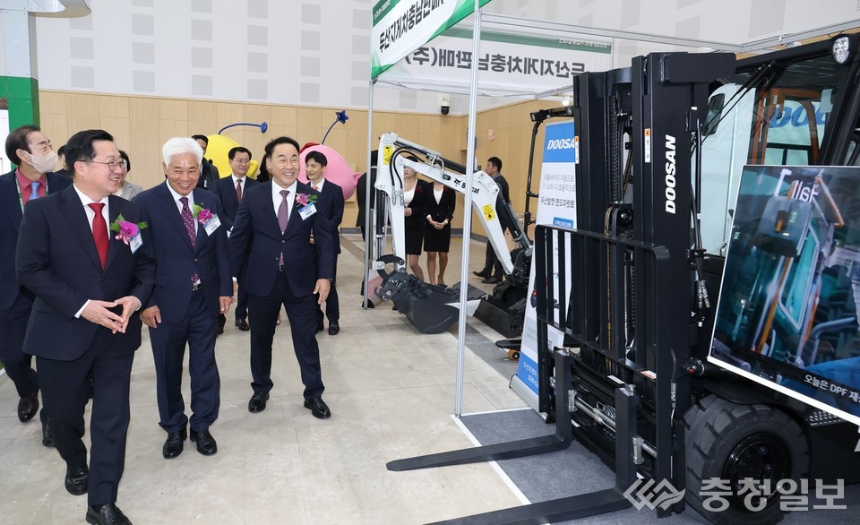 ▲ 이장우 대전시장(왼쪽)이 4일 대전컨벤션센터에서 열린 ‘2025 중소기업융합대전’ 전시장 부스를 둘러보며 참가 기업 관계자들과 대화를 나누고 있다