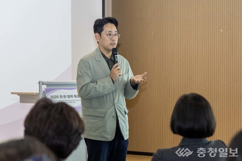 ▲ 노기수 대덕구 부구청장이 5일 한남대학교에서 열린 ‘통합적 지원 네트워크로 여는 대덕구 복지안전망-민․관 협력의 새로운 과제’ 토론회에서 인사말을 전하고 있다