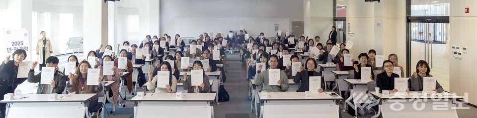 ▲ 대덕구, 대덕구지역사회보장협의체, 각 동 행정복지센터, 지역 사회복지기관 등 민․관 관계자들이 5일 한남대학교에서 열린 ‘통합적 지원 네트워크로 여는 대덕구 복지안전망-민․관 협력의 새로운 과제’ 토론회에서 기념 촬영을 하고 있다