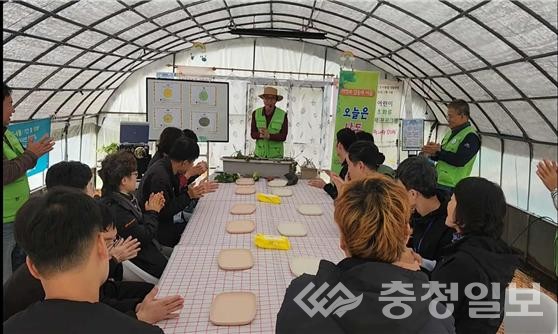 ▲ 계룡시가 운영한 치유농업 프로그램 ‘오늘은 나도 정원사!’ 참가자들이 비닐하우스 내 교육장에서 강사의 설명을 들으며 식물 재배와 치유활동의 의미를 배우고 있다