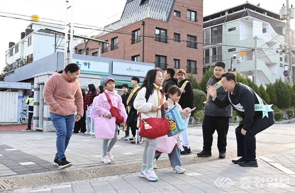 ▲ 김제선 중구청장이 4일 대전옥계초등학교 앞에서 등교 중인 어린이들에게 인사를 건네며 ‘아이 먼저’ 교통안전 캠페인에 참여하고 있다