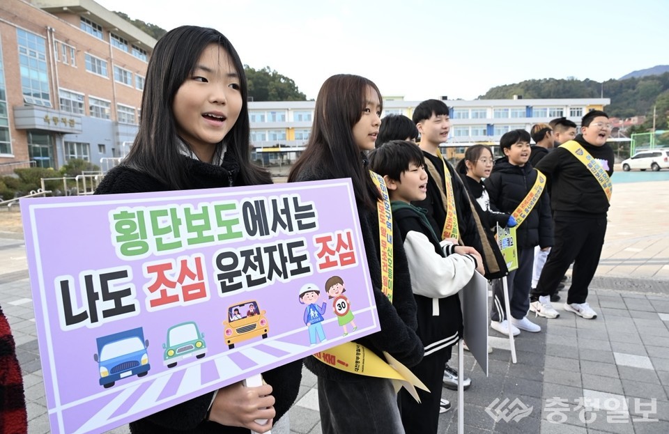 ▲ 대전옥계초등학교 학생들이 4일 등굣길 ‘아이 먼저’ 어린이 교통안전 캠페인에 참여해 ‘횡단보도에서는 나도 조심, 운전자도 조심’ 문구가 적힌 피켓을 들고 구호를 외치고 있다