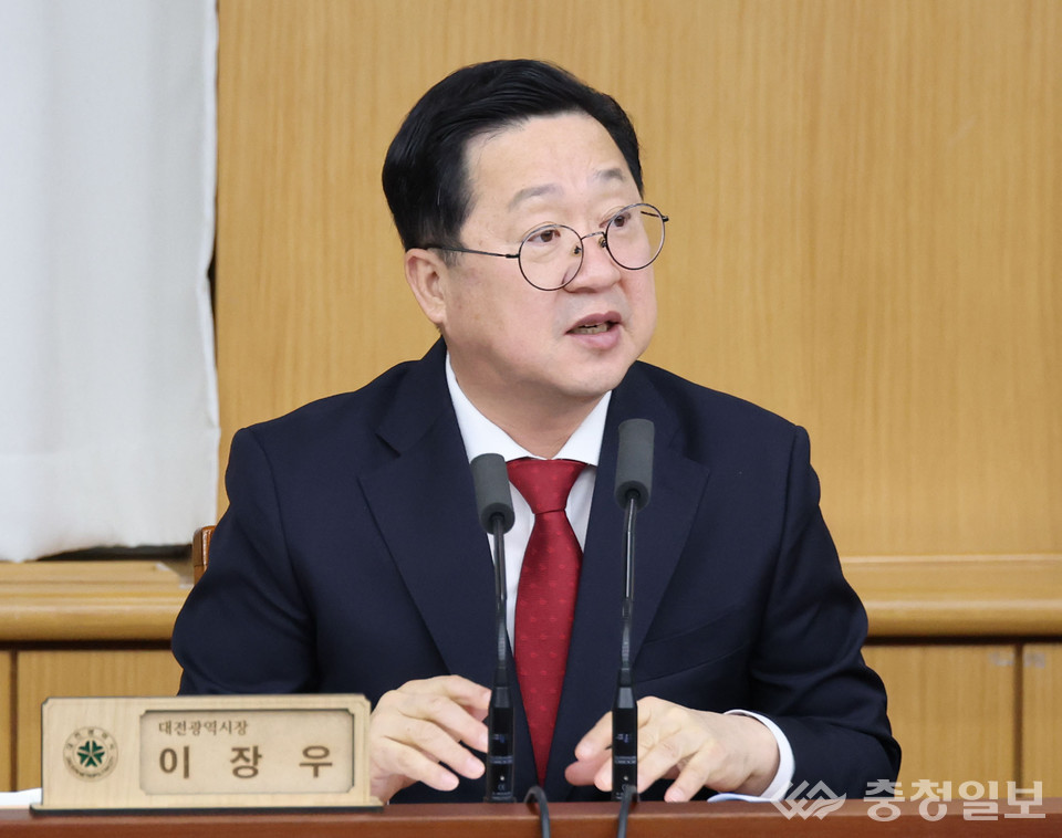▲ 이장우 대전시장이 4일 시청에서 열린 확대간부회의에서 시민 안전과 내년도 예산 확보, 지역 관광산업 추진 방안 등을 논의하며 관계자들에게 철저한 현장 중심 행정을 주문하고 있다