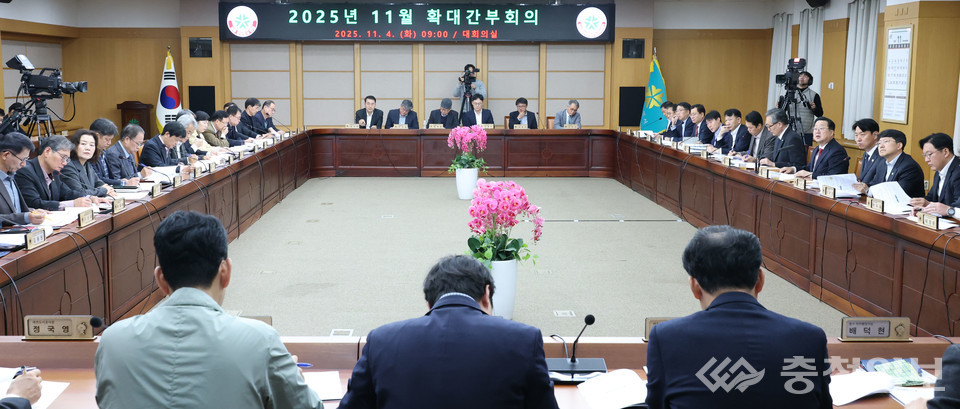 ▲ 이장우 대전시장이 시민 안전, 예산 확보, 관광산업 육성 등 주요 시정 현안을 점검하고 관계 부서에 실행력 있는 대응을 당부하고 있다