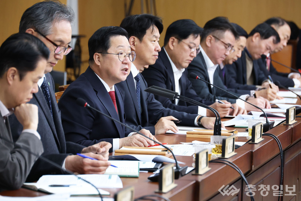 ▲ 이장우 대전시장이 내년도 예산 확보와 겨울철 안전관리 대책 등 현안 대응 방안을 관계 부서장들과 논의하고 있다