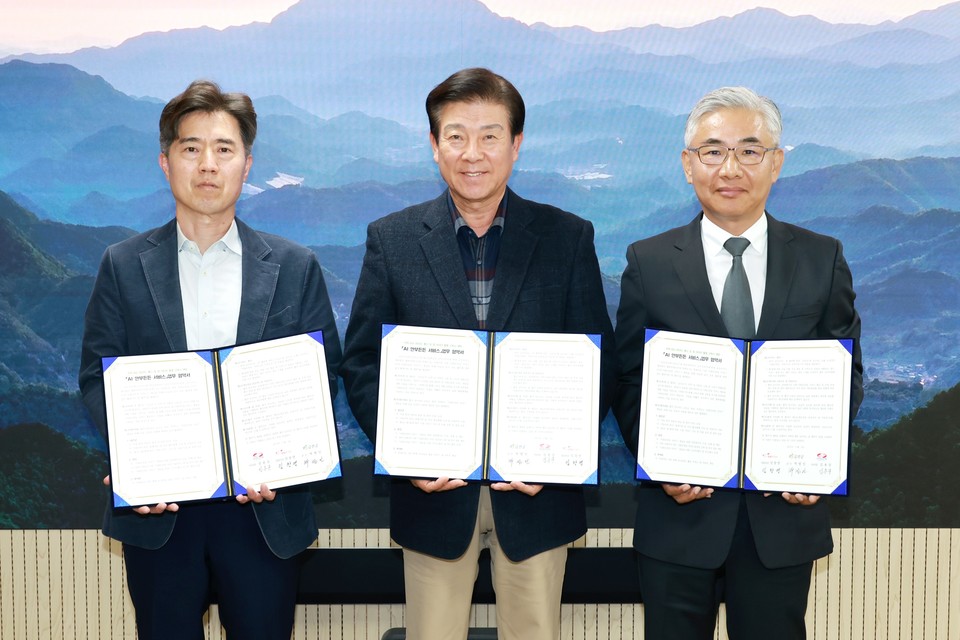 ▲ 박범인 금산군수(가운데)가 한전금산지사·행복커넥트와 업무협약을 맺고 있다./금산군 제공