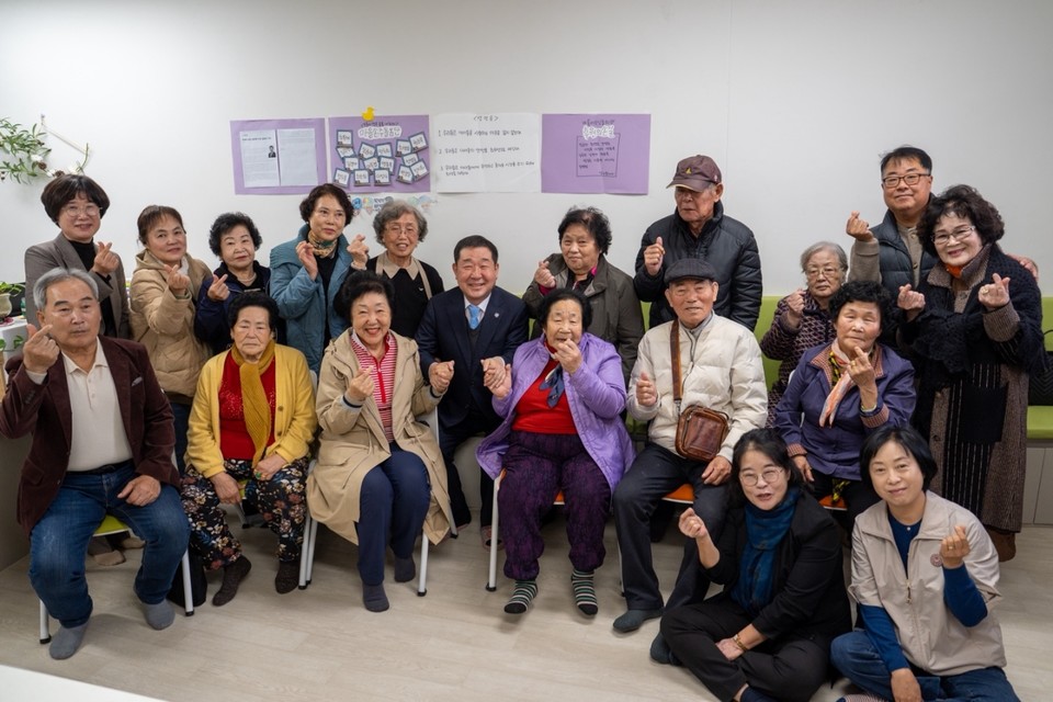 ▲ 충북 증평군은 4일 증평송산 휴먼시아1단지 내 초롱이행복돌봄나눔터에서 '마을 손주돌봄 추진단' 간담회를 열고, 향후 추진단의 역할과 발전 방향을 논의했다.