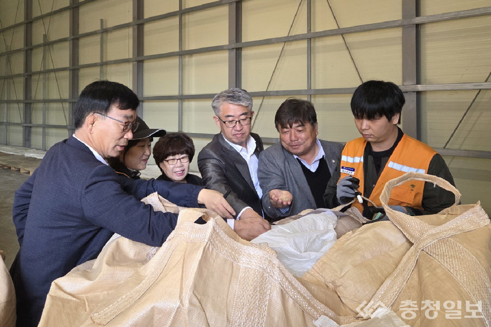 ▲ 김진석 충주부시장(가운데)이 4일 2025년산 공공비축미곡 건조벼 매입 현장을 찾아 벼 품질을 확인하고 있다.
