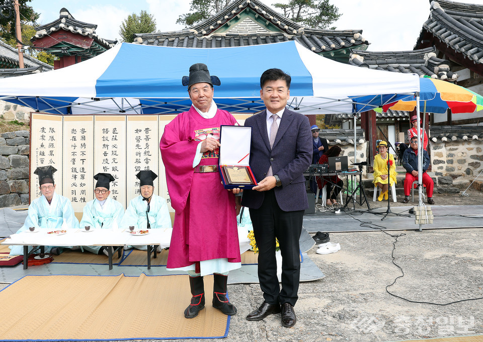 ▲ 김동수 유성구의회 의장(오른쪽)이 4일 진잠향교에서 열린 ‘기로연’ 행사에서 전통문화 계승과 지역사회 발전에 기여한 공로로 감사패를 받고 있다