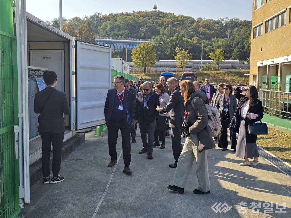 ▲ 카탈루냐 경제인협회(FemCAT) 대표단이 성남정수장 내 그린수소 실증시설을 둘러보며 한국수자원공사의 수전해 기반 수소 생산 과정을 청취하고 있다. 사진=한국수자원공사 제공