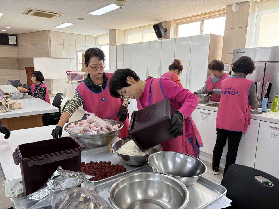 ▲ 충북 괴산군은 한국생활개선괴산군연합회가 지역 내 결혼이주여성과 함께하는 '우리음식 한상차리기' 활동을 추진하고 있다.